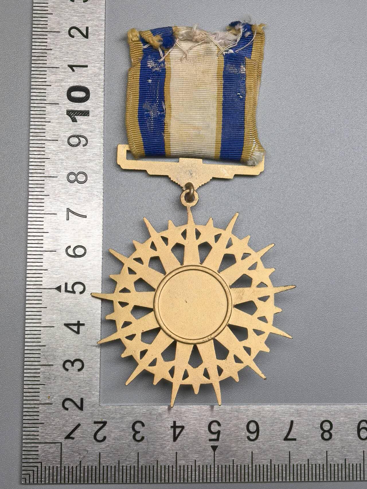 小驴勋章奖章收藏12月20日周六晚六点拍卖（珍爱和平，收藏战争，铭记历史，勿忘国耻，忠党爱国。有偿代拍，送拍规则在简介最后，参拍须阅读规则后再参拍，关系到运费包装发货时效真假辨别等关键信息，拍卖时不再发原图，看大图店主微信码在拍卖店铺介绍里）