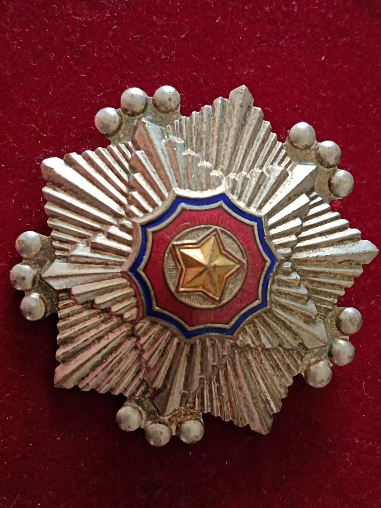 朝鲜横针三级国旗徽章