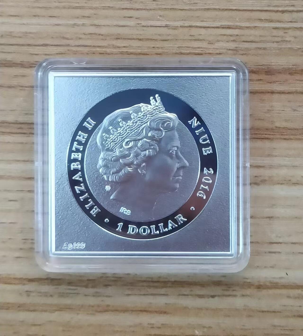 第185期拍卖  纽埃2016年，罗马诺 名画系列-“耶稣和抹大拉的玛利亚”，异形、彩色精制银币. 盒证全. 带展示支架的原盒，高颜值漂亮银币. 大师名画系列银币. 国外售价151美元