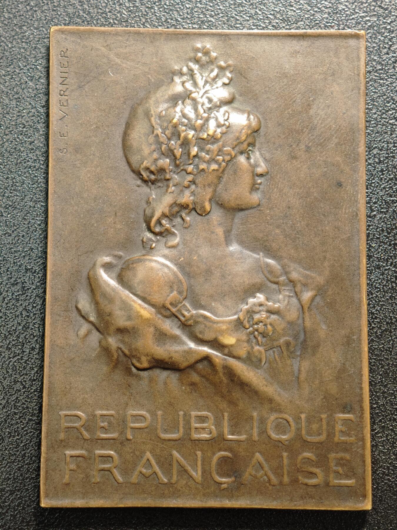 【德藏】世界币章拍卖第158期（拍品征集中~欢迎藏友联系） 法国新艺术时期雕塑家S.E. Vernier创作的法兰西共和国玛丽安娜主题纪念矩形铜章奖章，属于法兰西第三共和国时期的通用荣誉表彰纪念章及奖章 直径约：49.6mm×73.5mm；重约：105.7g