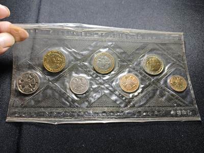 KK钱币收藏小铺 《套币 好品/批量散币专场》  2月预留时间 周末发货 -  1992俄罗斯官方塑封币 含纪念章