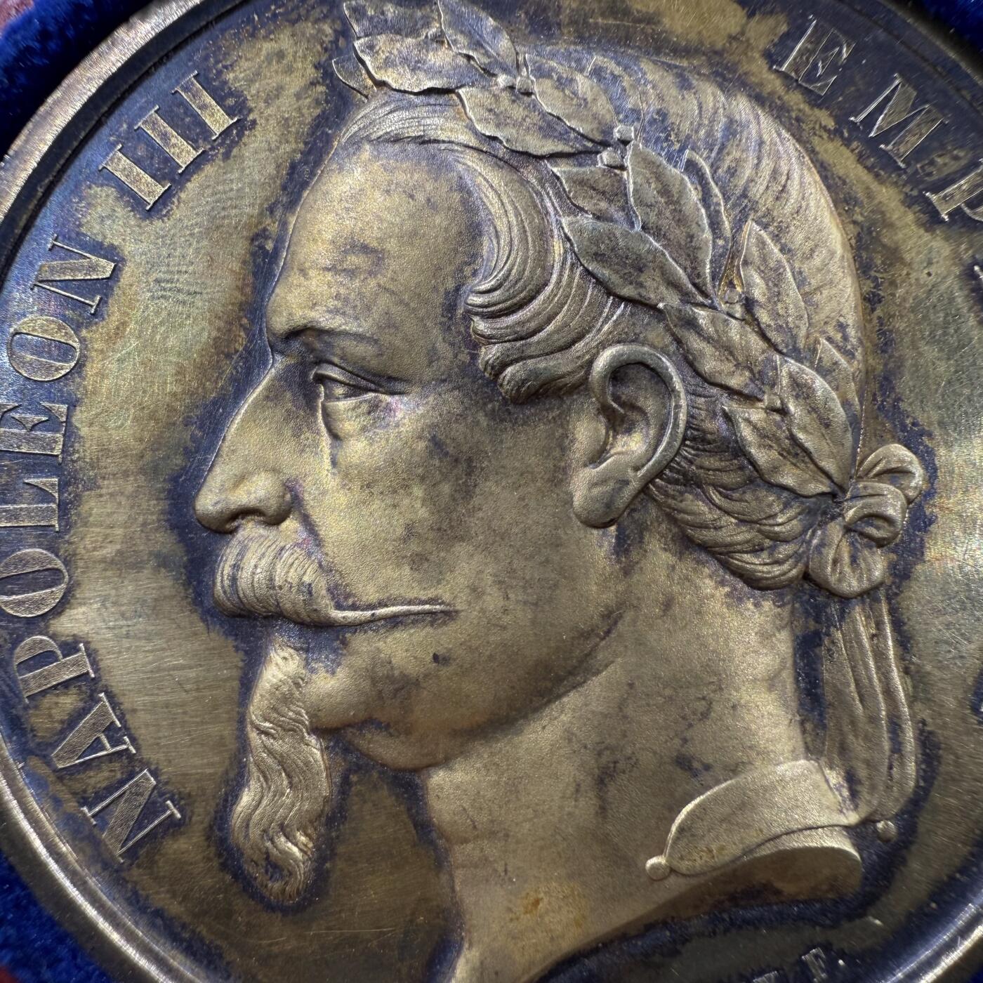 「木头集藏」“冬至雅藏”——章牌精品专场！ A.MERLEY.F～1868年法国马恩河畔沙隆地区农业、园艺与葡萄种植博览会原盒镀金大银章，直径：57.2 mm，88.2 g，边铭：蜜蜂 ARGENT，品相很不错，原盒正常扣合（打开略吃力），章面装饰有牛、马、羊等牲畜头雕，搭配葡萄藤、麦穗等农业元素，还有犁、车轮等农具图案，正中刻有“HORTICULTURE”（园艺），直观体现博览会聚焦农业、园艺与葡萄种植的主题。