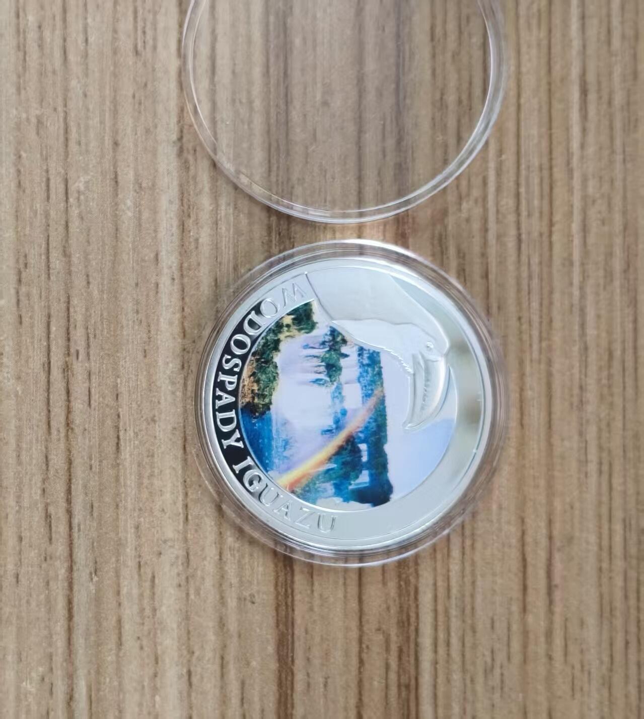 第185期拍卖 波兰造币厂2013年，自然奇观系列-伊瓜苏大瀑布(世界公认最美丽的瀑布)，波兰造币厂自然奇观系列彩色精制无面值银币. 带盒无证书. 10克,直径32mm,漂亮少见品.实物超级精美漂亮. 国外售价96美元