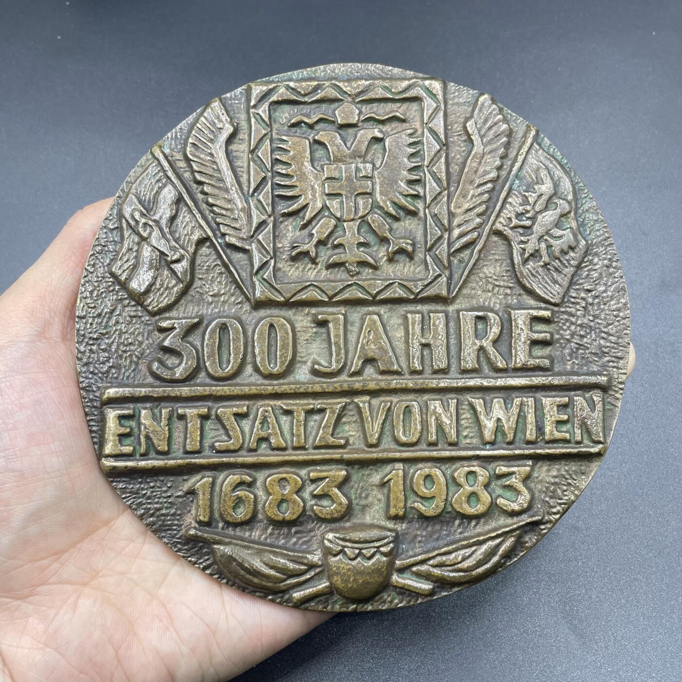「木头集藏」“冬至雅藏”——章牌精品专场！ 奥地利1983年维也纳战役300周年纪念浇铸大铜章，直径：131mm，巨大厚重。正面是此次战役的大英雄波兰国王索别斯基，以及两个仓皇逃窜的奥斯曼帝国士兵；背面中央和右边分别是神圣罗马帝国和波兰王国的旗帜。