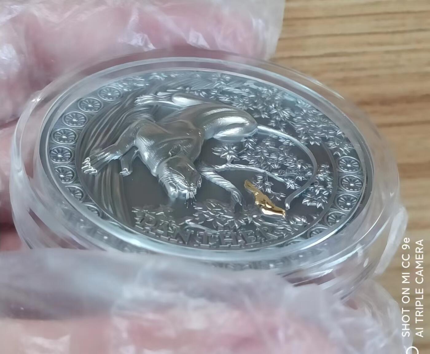 第185期拍卖 【龙头币】加纳2022，狂野杀手(1)-黑豹猎鸟，50克加大(直径达50mm)超高浮雕,仿古镀金银币. 盒证全. 龙头币 (狂野系列第一枚)，该系列即将发行第三枚. 实物图案超漂亮、立体. 新热门，国外售价348美元