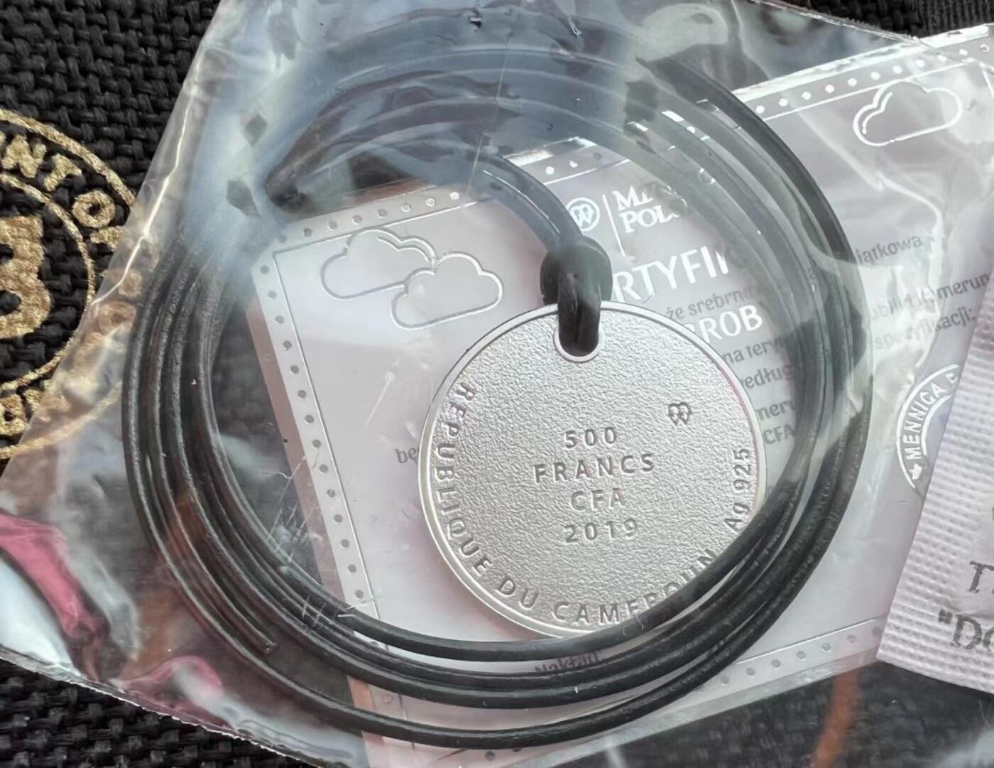 第185期拍卖 【励志银币】喀麦隆2019年，“Everything is possible”一切皆有可能-猪都能飞上天!  挂孔项链吊坠、彩色精制银币. 盒证全. 原装袋式盒. 火热励志精制银币. 国外售价120美元