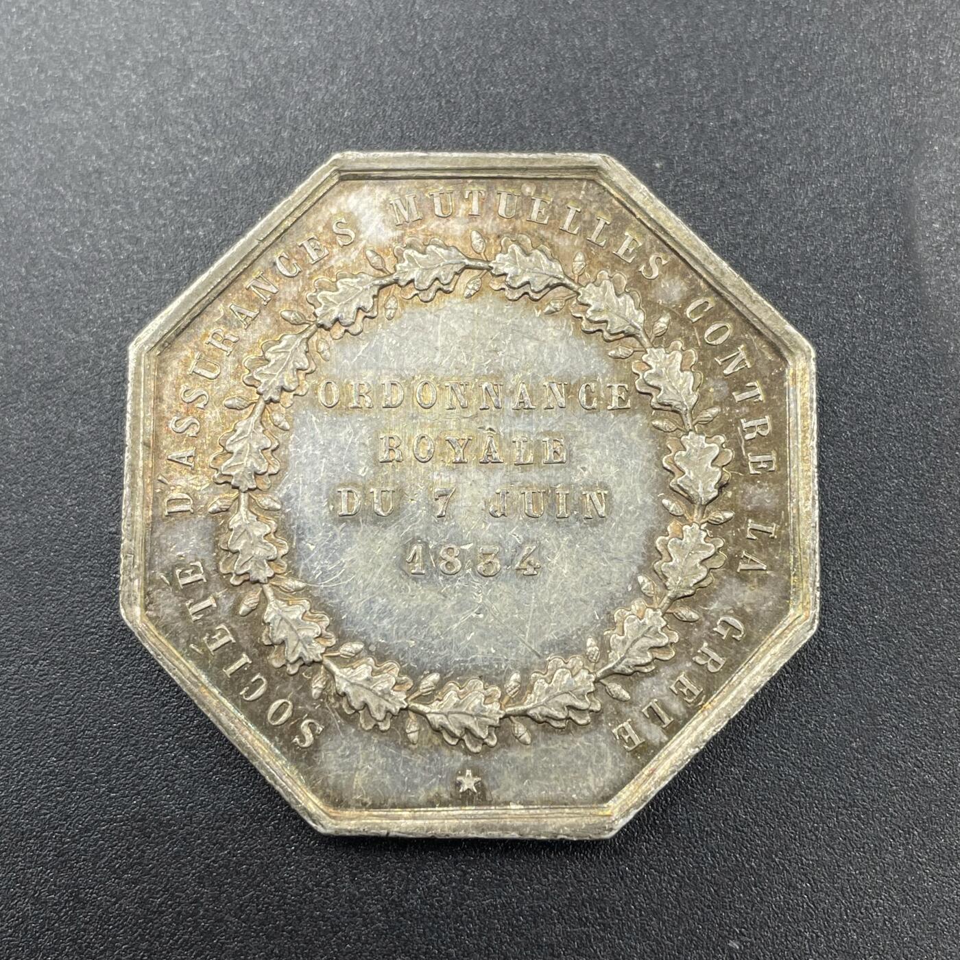 「木头集藏」“冬至雅藏”——章牌精品专场！ 法国冰雹互助保险八角银章  直径：36 mm，21.3 g  边铭：蜜蜂 ARGENT  较少见八角，品相不错。