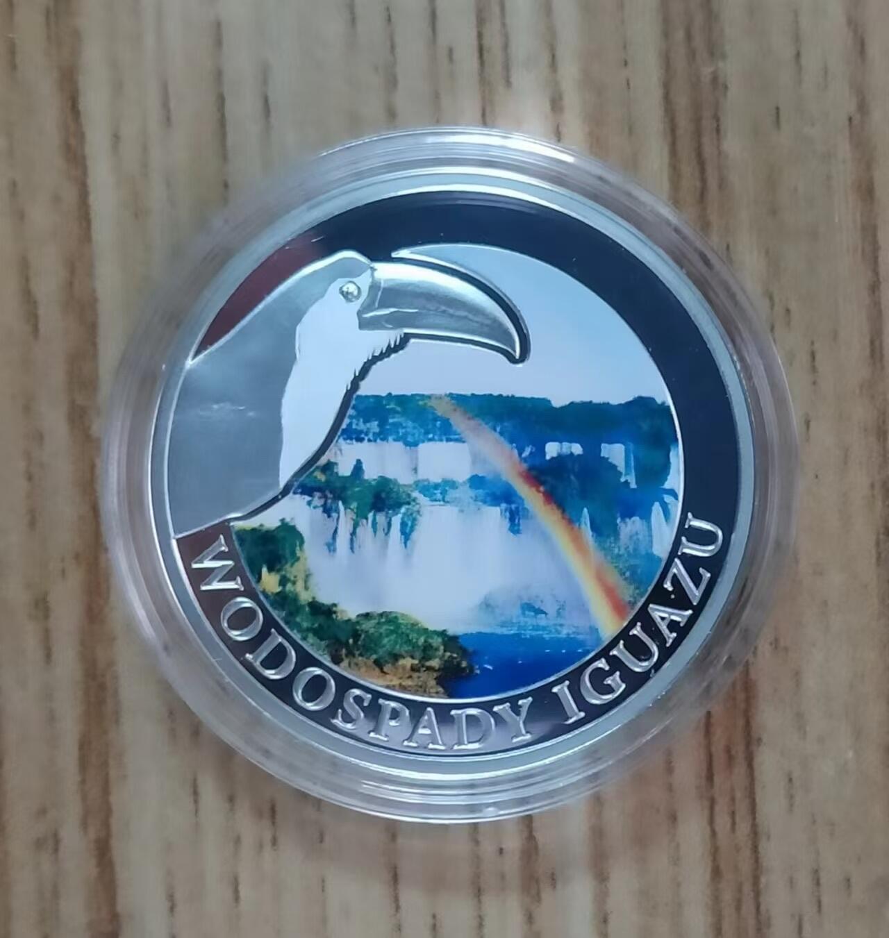 第185期拍卖 波兰造币厂2013年，自然奇观系列-伊瓜苏大瀑布(世界公认最美丽的瀑布)，波兰造币厂自然奇观系列彩色精制无面值银币. 带盒无证书. 10克,直径32mm,漂亮少见品.实物超级精美漂亮. 国外售价96美元