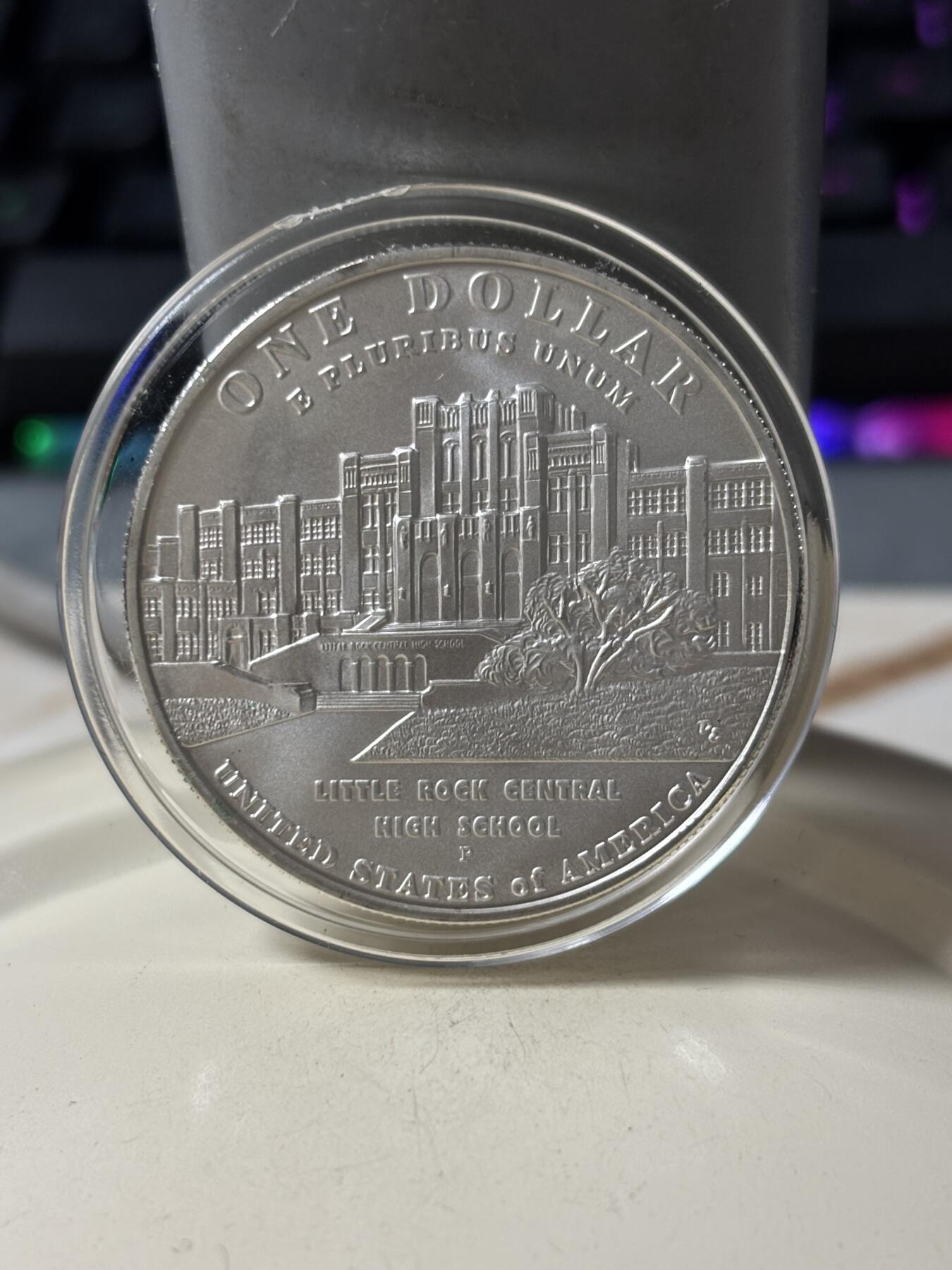 第185期拍卖 克劳斯获奖币美国2007小石城事件50周年磨砂银币，26.72克，900银，银价360元