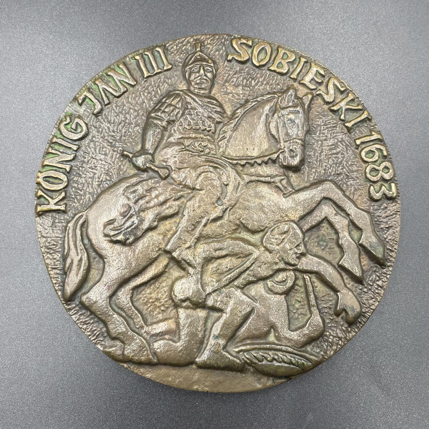 「木头集藏」“冬至雅藏”——章牌精品专场！ 奥地利1983年维也纳战役300周年纪念浇铸大铜章，直径：131mm，巨大厚重。正面是此次战役的大英雄波兰国王索别斯基，以及两个仓皇逃窜的奥斯曼帝国士兵；背面中央和右边分别是神圣罗马帝国和波兰王国的旗帜。