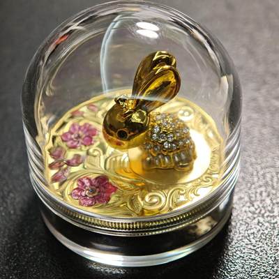 【德藏】世界币章拍卖第158期（拍品征集中~欢迎藏友联系） - 2023年 中国"兔与花"幻彩3D立体镀金纪念章 立体感及幻彩效果十足 直径约：40mm，重约：42.8g