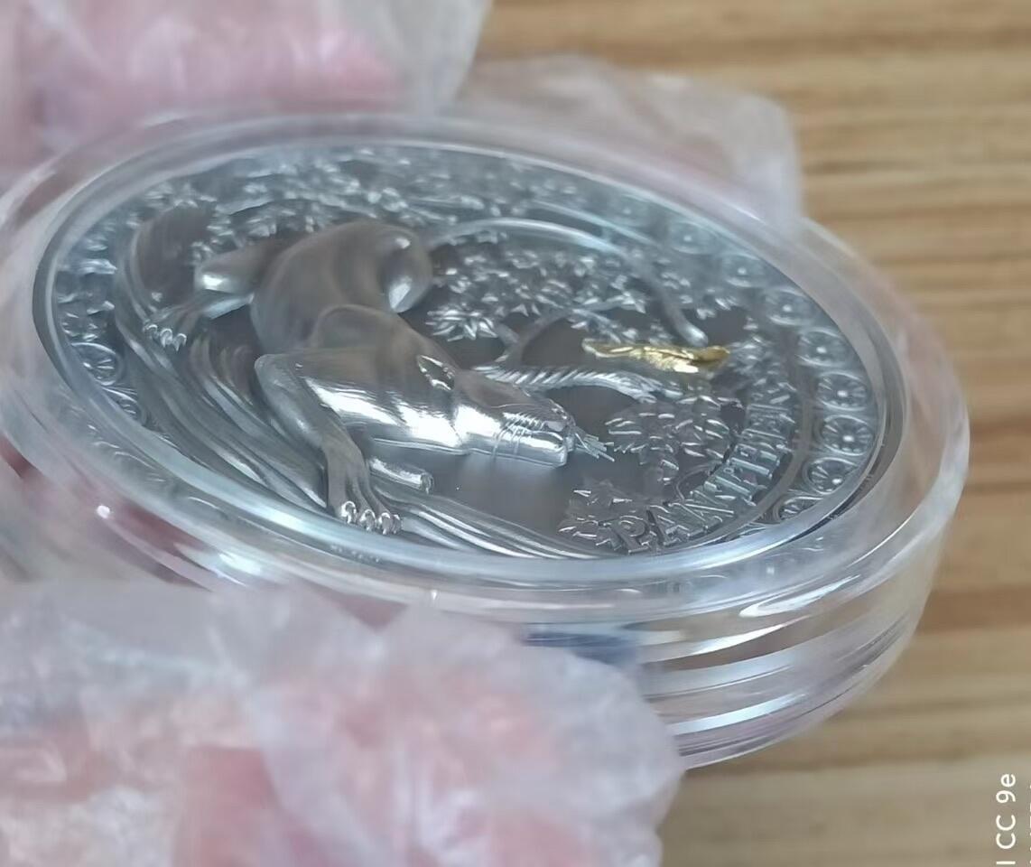 第185期拍卖 【龙头币】加纳2022，狂野杀手(1)-黑豹猎鸟，50克加大(直径达50mm)超高浮雕,仿古镀金银币. 盒证全. 龙头币 (狂野系列第一枚)，该系列即将发行第三枚. 实物图案超漂亮、立体. 新热门，国外售价348美元