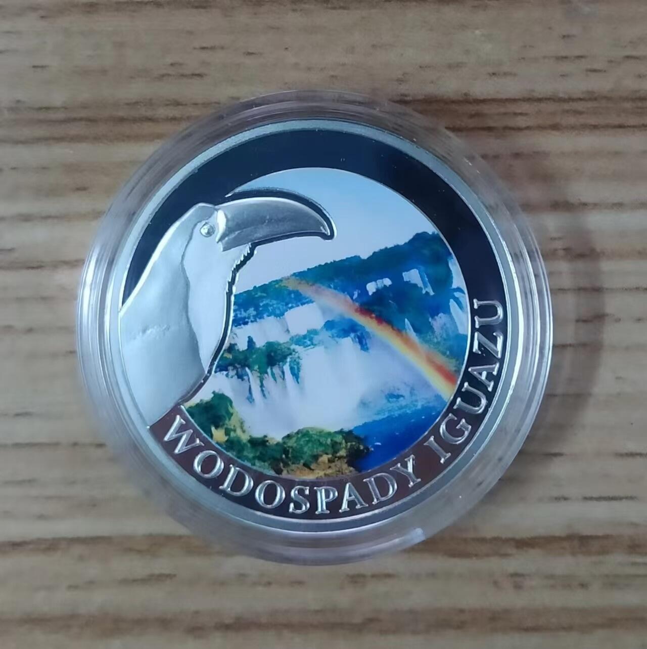 第185期拍卖 波兰造币厂2013年，自然奇观系列-伊瓜苏大瀑布(世界公认最美丽的瀑布)，波兰造币厂自然奇观系列彩色精制无面值银币. 带盒无证书. 10克,直径32mm,漂亮少见品.实物超级精美漂亮. 国外售价96美元