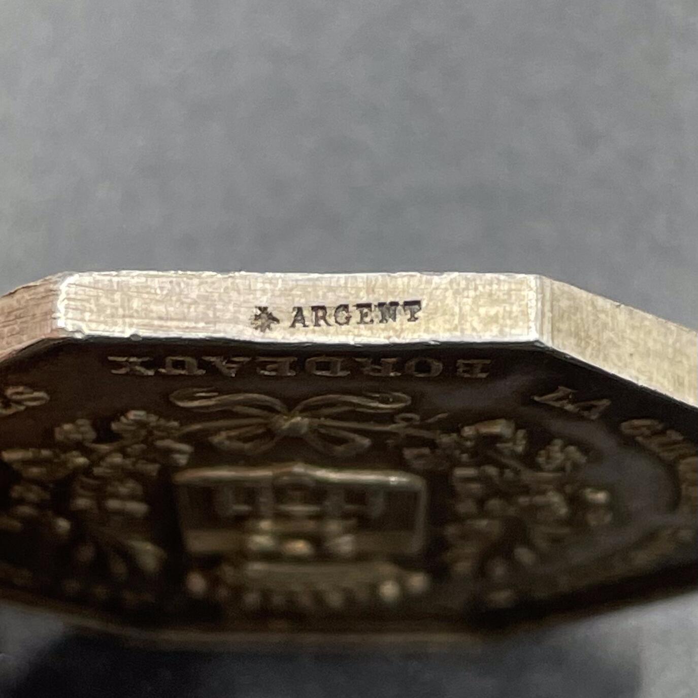 「木头集藏」“冬至雅藏”——章牌精品专场！ 法国波尔多吉伦特省海洋保险公司八角银章，直径：34.7 mm，18.2 g，边铭：蜜蜂 ARGENT，背面中间是带有皇冠的波尔多城市盾徽浮雕，两侧装饰麦穗、葡萄藤等代表吉伦特省农业与酿酒业的元素，刻画细致，少见八角。