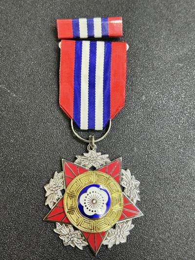 西秦中古拍卖第六十九期 - 民国甲种二等陆海空军奖章 带勋略 退台后