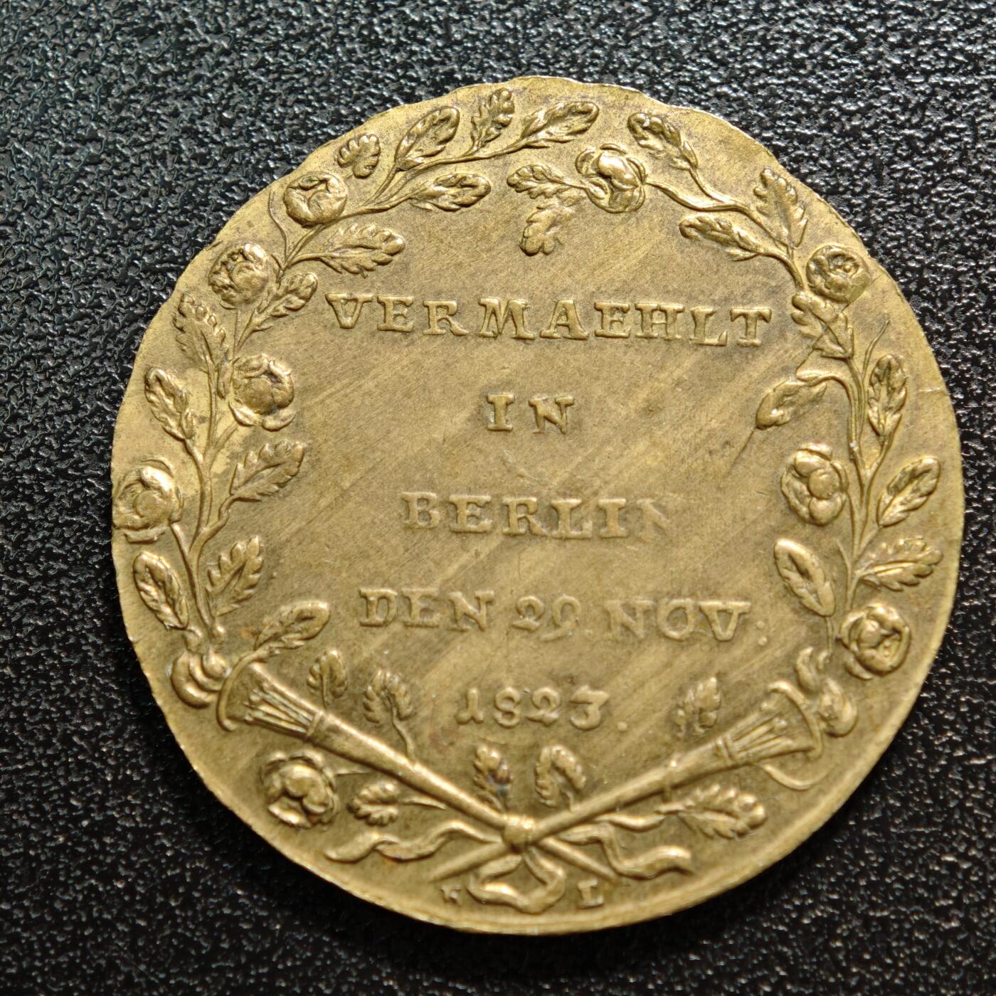 【德藏】世界币章拍卖第158期（拍品征集中~欢迎藏友联系） 1823年 德国普鲁士王储腓特烈·威廉与巴伐利亚公主伊丽莎白·露多维卡的婚礼纪念铜章 图案精美 腓特烈·威廉四世与伊丽莎白·露多维卡的双人侧面胸像，王储着军装，王妃饰有珠宝与卷发造型，是19世纪欧洲王室纪念章的典型肖像风格 直径约：32.7mm；重约：10.4g