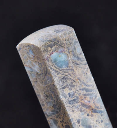 【俄甄集藏】2026年(046)01-07 星期三 晚 19:30 全场包邮 - 精美花坑石方料印章（产地中国四川），高：58mm，底座：19mm×19mm，重量：56.18克，花纹奇特，温润如玉