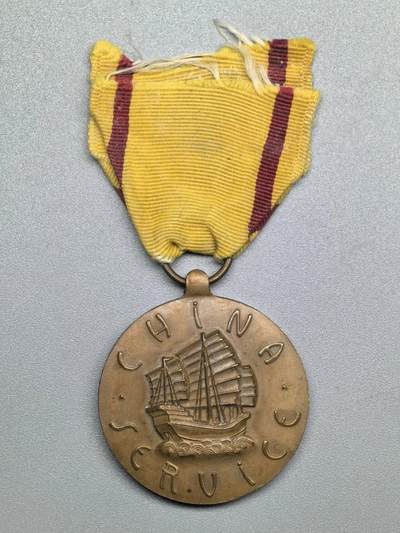 小驴勋章奖章收藏12月20日周六晚六点拍卖（珍爱和平，收藏战争，铭记历史，勿忘国耻，忠党爱国。有偿代拍，送拍规则在简介最后，参拍须阅读规则后再参拍，关系到运费包装发货时效真假辨别等关键信息，拍卖时不再发原图，看大图店主微信码在拍卖店铺介绍里） - 美国海军中国服役奖章   1940年设立，颁发给二战前后1937-1939年、1945年-1957年在中国大陆、台湾海峡和马祖地区执行作战任务的人员