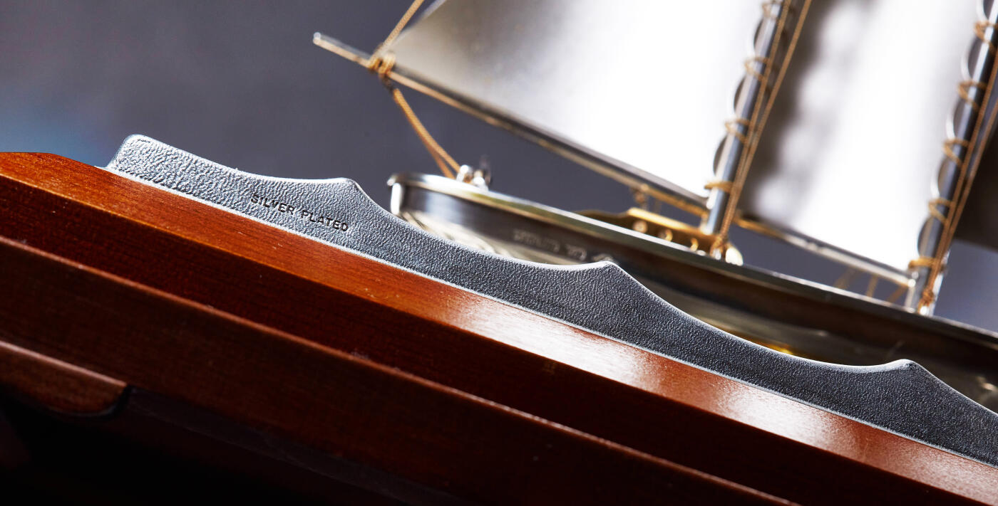 【俄甄集藏】2026年(046)01-07 星期三 晚 19:30 全场包邮 日本1950年代古董精工纯银帆船摆件，高：45mm，长：170mm，宽：45mm，底座：275mm×170mm，船身为96%银质，底板为铜质镀银，纯银部分总重量：119.3克，克重不包含木质底座，镀银底版