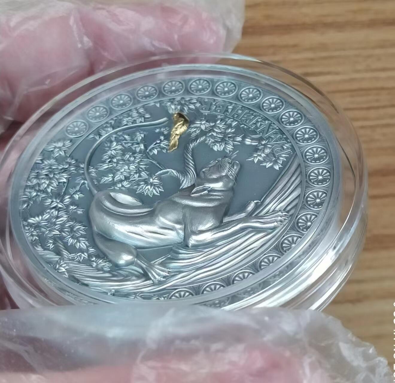 第185期拍卖 【龙头币】加纳2022，狂野杀手(1)-黑豹猎鸟，50克加大(直径达50mm)超高浮雕,仿古镀金银币. 盒证全. 龙头币 (狂野系列第一枚)，该系列即将发行第三枚. 实物图案超漂亮、立体. 新热门，国外售价348美元