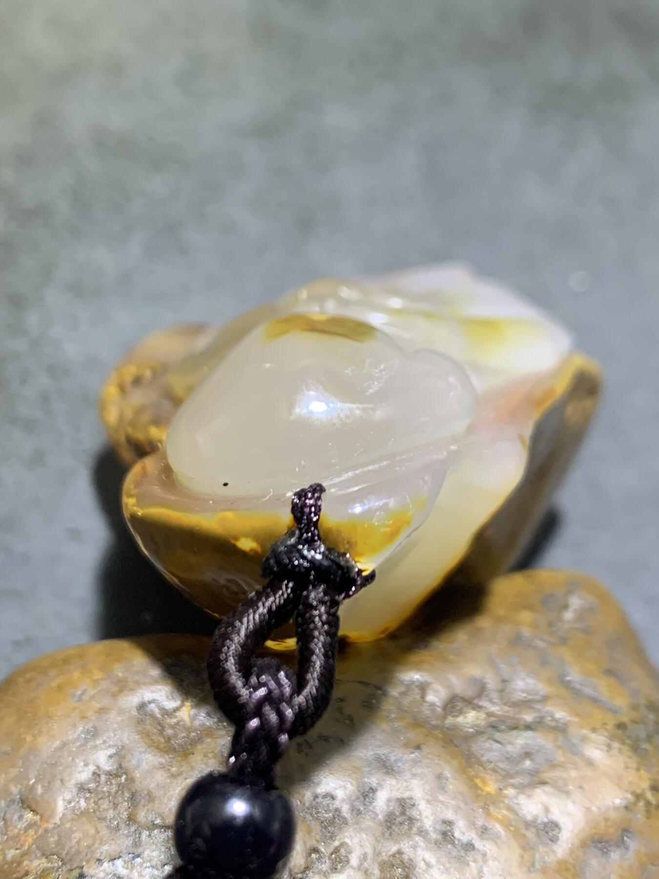 精美天然原皮马达加斯加玛瑙雕刻寿星吊坠(把件)一个，