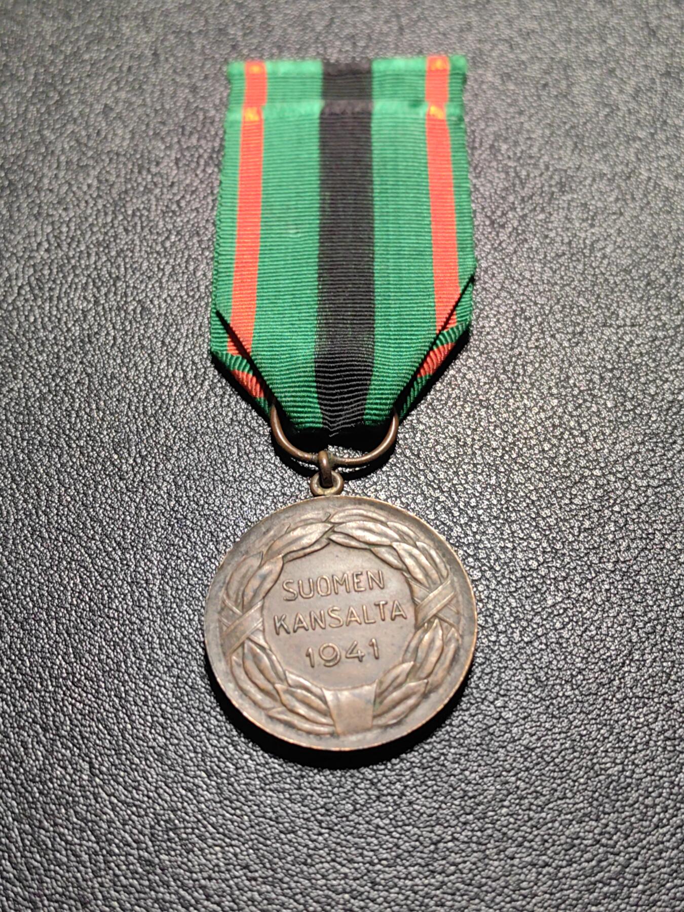 靖甫拍卖第十三场 芬兰二级自由功绩奖章（功绩奖铭文不同且绶带不同）