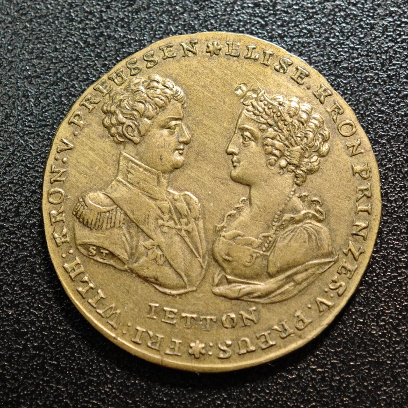 【德藏】世界币章拍卖第158期（拍品征集中~欢迎藏友联系） 1823年 德国普鲁士王储腓特烈·威廉与巴伐利亚公主伊丽莎白·露多维卡的婚礼纪念铜章 图案精美 腓特烈·威廉四世与伊丽莎白·露多维卡的双人侧面胸像，王储着军装，王妃饰有珠宝与卷发造型，是19世纪欧洲王室纪念章的典型肖像风格 直径约：32.7mm；重约：10.4g