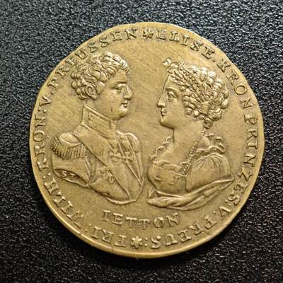 【德藏】世界币章拍卖第158期 - 1823年 德国普鲁士王储腓特烈·威廉与巴伐利亚公主伊丽莎白·露多维卡的婚礼纪念铜章 图案精美 腓特烈·威廉四世与伊丽莎白·露多维卡的双人侧面胸像，王储着军装，王妃饰有珠宝与卷发造型，是19世纪欧洲王室纪念章的典型肖像风格 直径约：32.7mm；重约：10.4g
