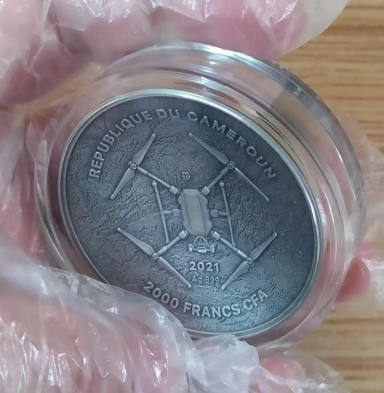 第185期拍卖 【龙头币,2盎司新无人机迷宫系列】喀麦隆2021年，无人机之下-巴萨罗那迷宫，2盎司加大(直径达50mm)、正反高深凹凸曲弧面穹顶形(半球面形),高浮雕仿古银币. 盒证全. 迷宫热门银币. 国外原售价316美元