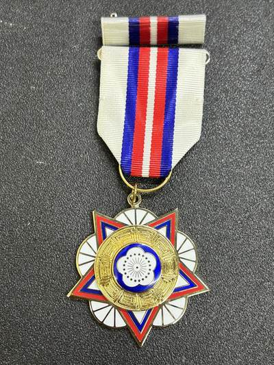 西秦中古拍卖第六十九期 - 民国乙种一等陆海空军奖章 带勋略 退台后