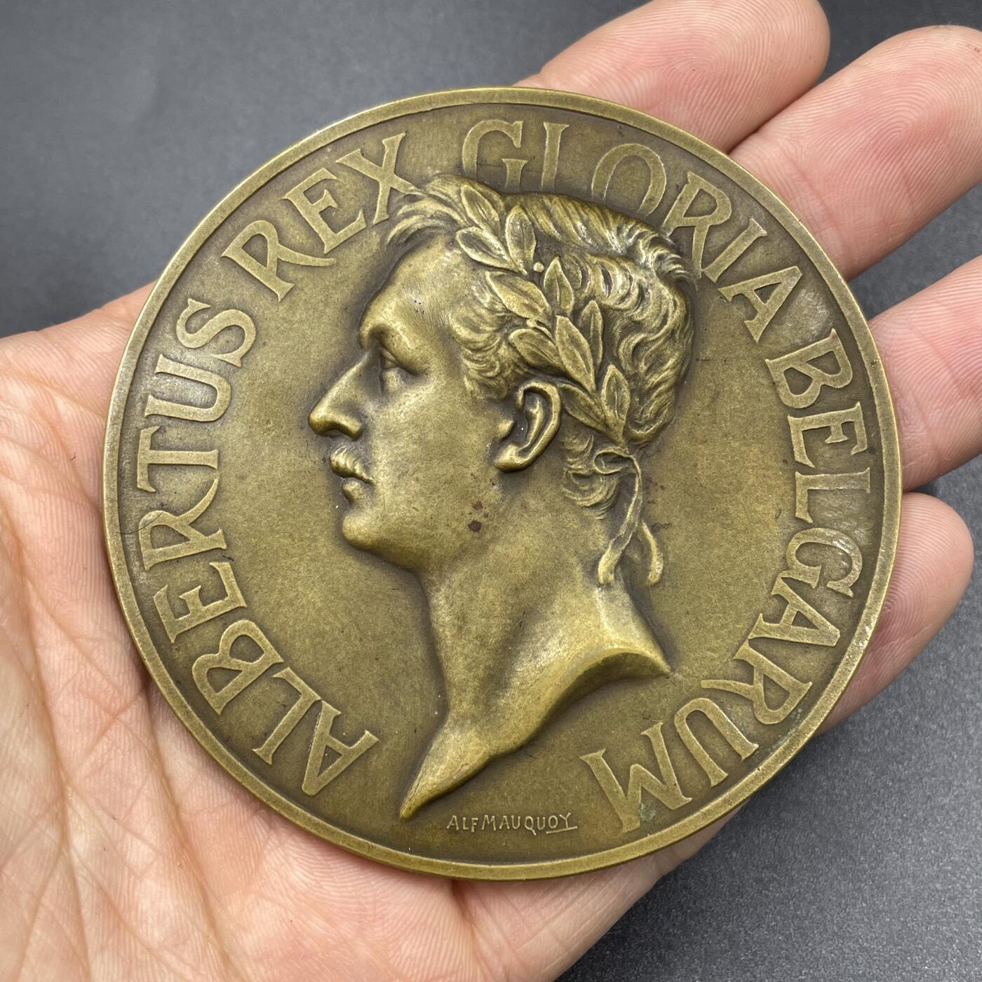 「木头集藏」“冬至雅藏”——章牌精品专场！ 1922年比利时国王阿尔贝一世纪念一战胜利大铜章，直径：69.7 mm，102 g，少见大铜章，品相不错。