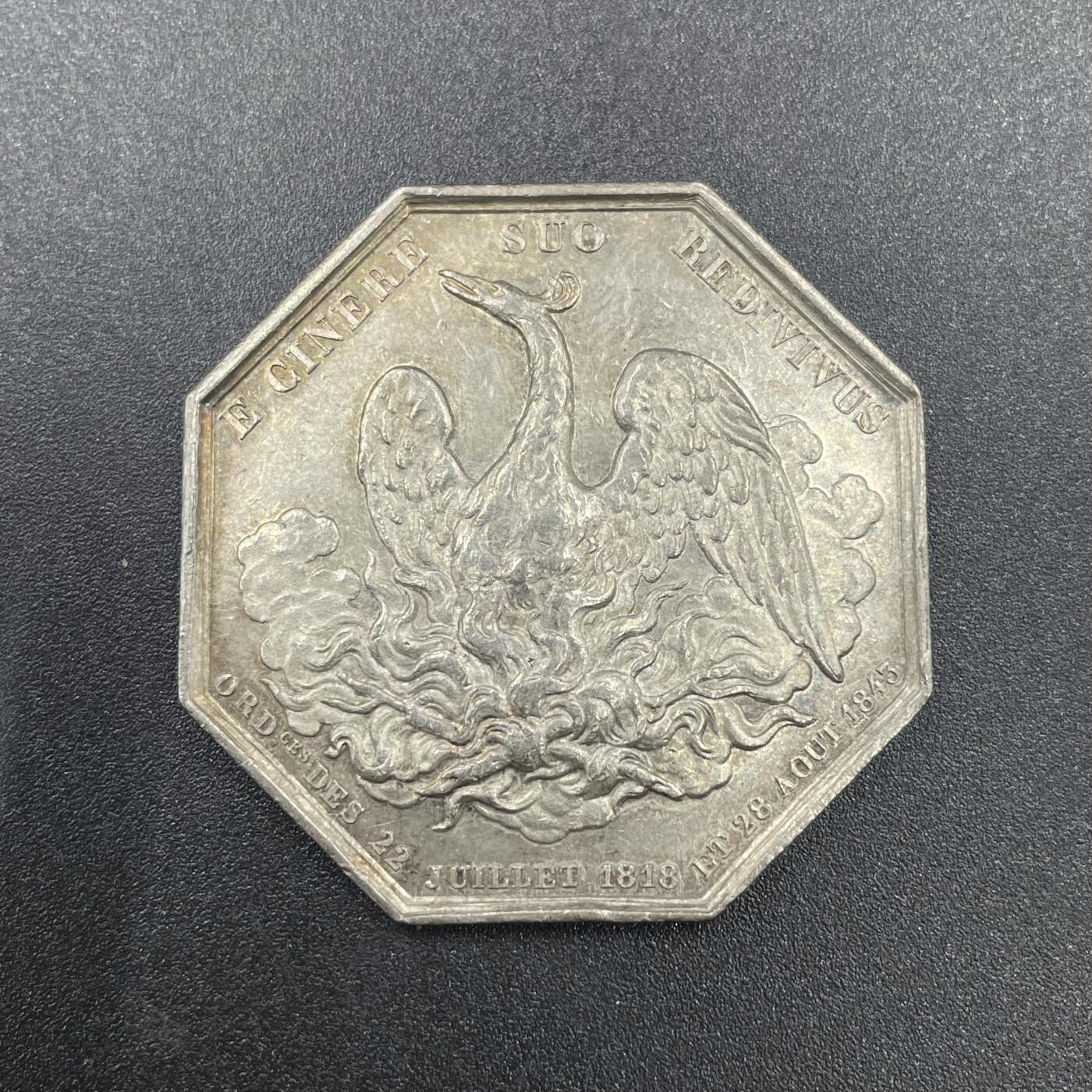 「木头集藏」“冬至雅藏”——章牌精品专场！ 法国火灾互助保险八角银章，直径：34.6 mm，16.3g，边铭：手指 ARGENT，章面主体是浴火重生的不死鸟浮雕，环绕拉丁文“EX CINERE SUO REDIVIVUS”（从自身灰烬中重生），品相还不错。