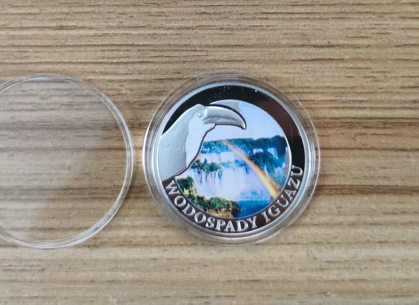 第185期拍卖 波兰造币厂2013年，自然奇观系列-伊瓜苏大瀑布(世界公认最美丽的瀑布)，波兰造币厂自然奇观系列彩色精制无面值银币. 带盒无证书. 10克,直径32mm,漂亮少见品.实物超级精美漂亮. 国外售价96美元