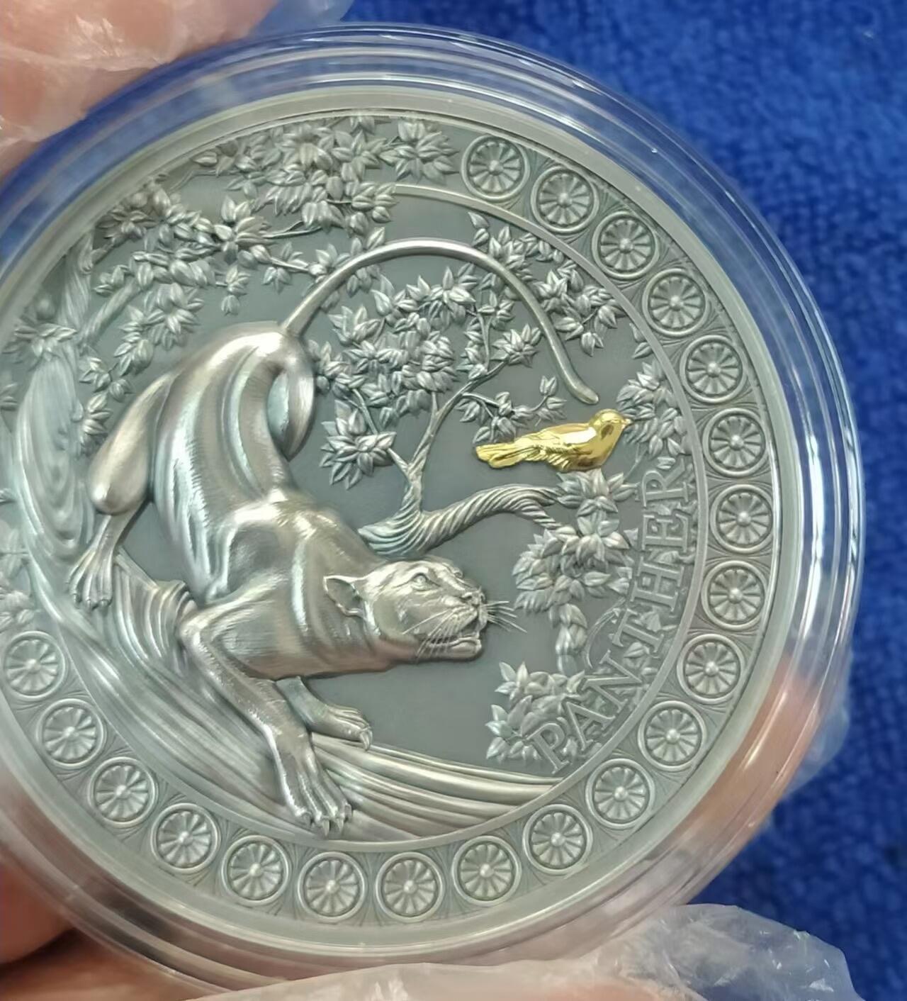 第185期拍卖 【龙头币】加纳2022，狂野杀手(1)-黑豹猎鸟，50克加大(直径达50mm)超高浮雕,仿古镀金银币. 盒证全. 龙头币 (狂野系列第一枚)，该系列即将发行第三枚. 实物图案超漂亮、立体. 新热门，国外售价348美元