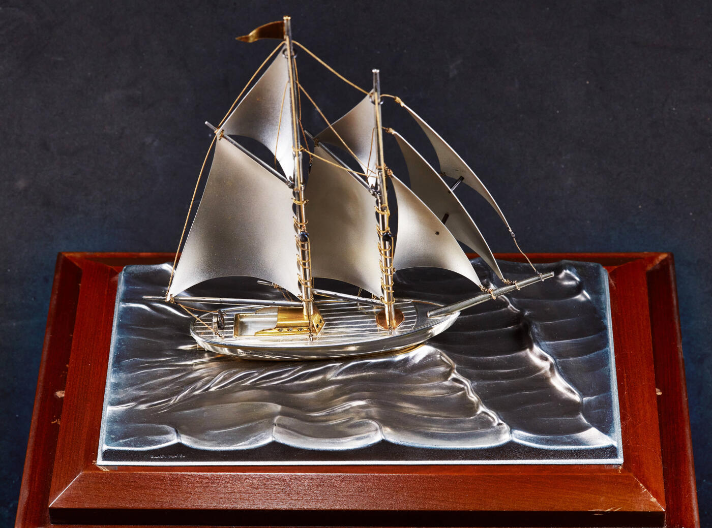 【俄甄集藏】2026年(046)01-07 星期三 晚 19:30 全场包邮 日本1950年代古董精工纯银帆船摆件，高：45mm，长：170mm，宽：45mm，底座：275mm×170mm，船身为96%银质，底板为铜质镀银，纯银部分总重量：119.3克，克重不包含木质底座，镀银底版