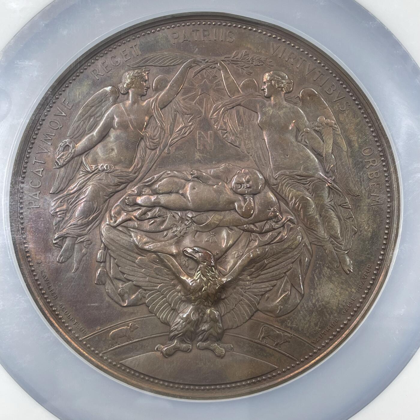 「木头集藏」“冬至雅藏”——章牌精品专场！ Galle～1856年法国皇太子诞生志喜大铜章 ，AU 58 BN，偏低评，直径：77 mm，227克，厚重精美。章上的这个摇篮是巴黎市政府为庆贺皇太子诞生而进献给拿破仑三世的贺礼，目前保存于巴黎市历史博物馆（Musée Carnavalet），我们可以在图中欣赏它的极尽奢华与精美。