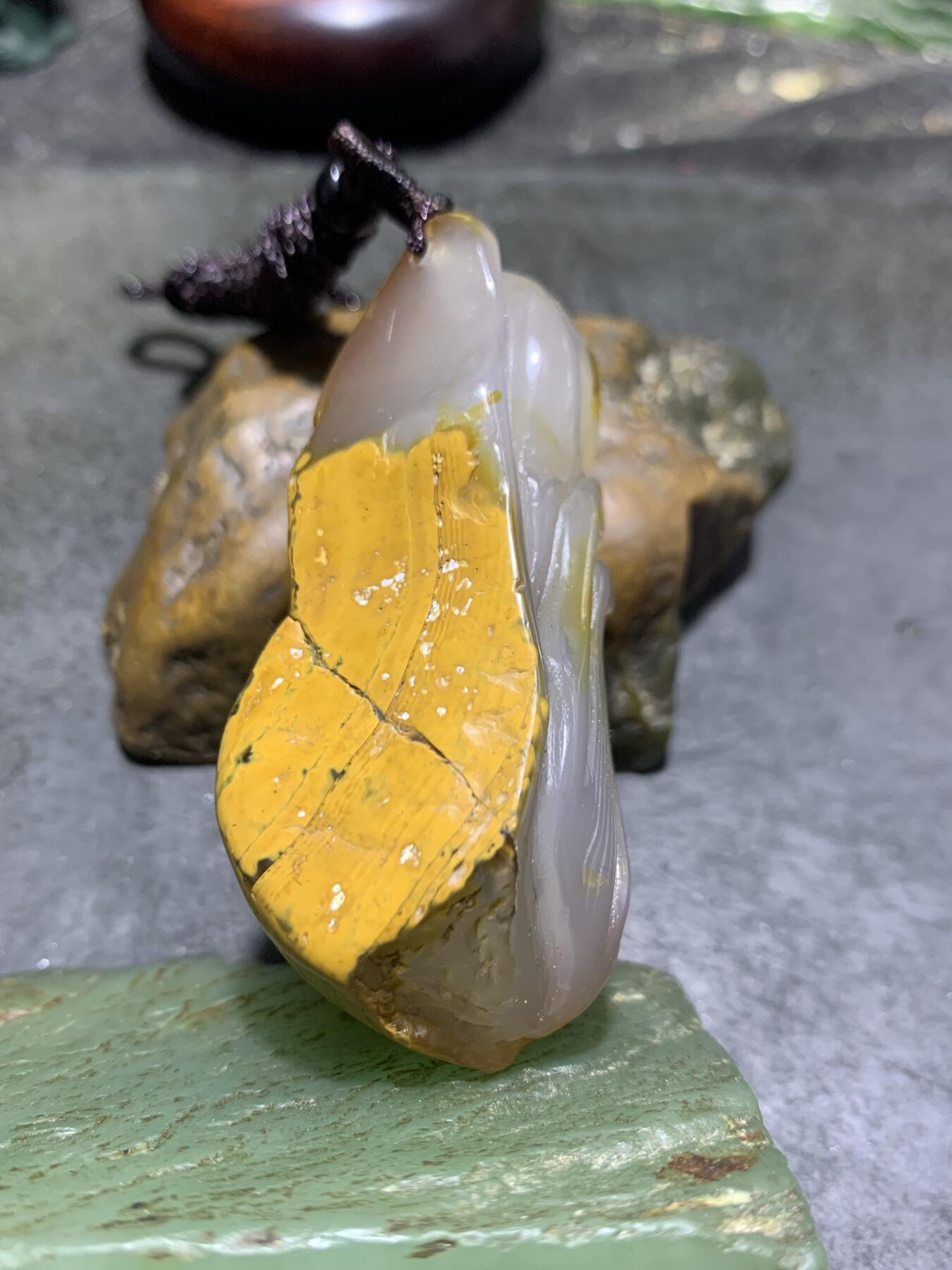 精美天然原皮马达加斯加玛瑙雕刻寿星吊坠(把件)一个，