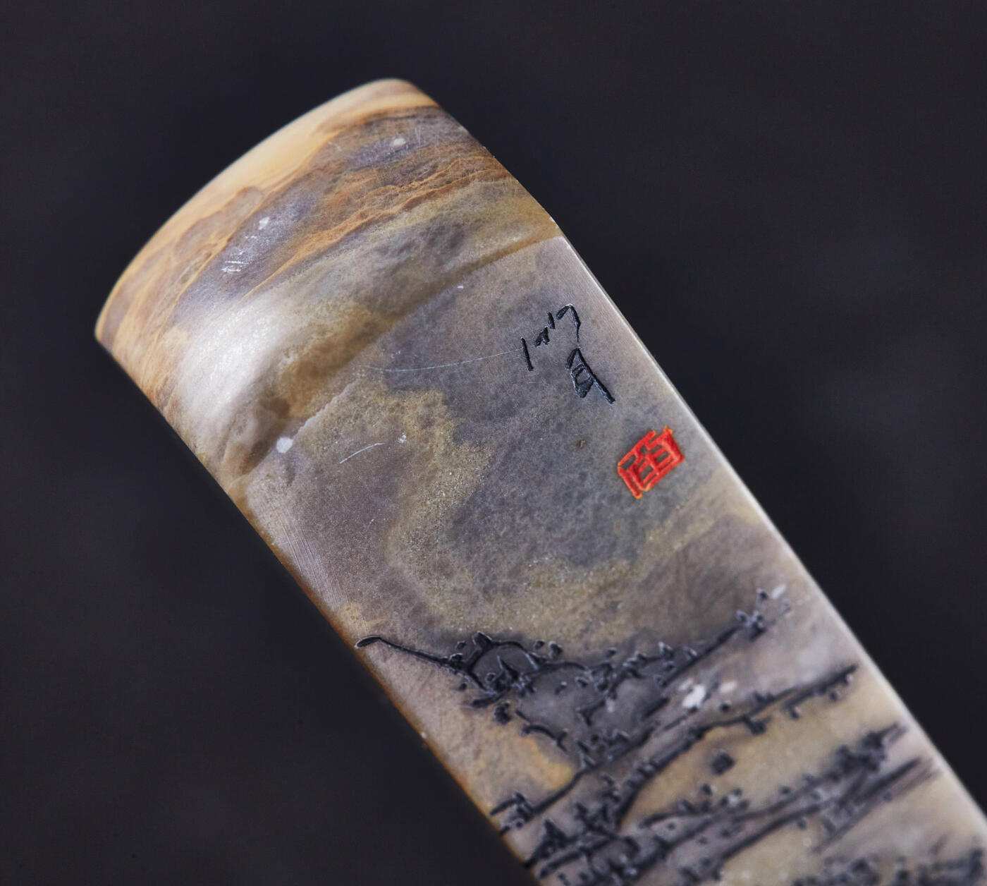 【俄甄集藏】2026年(046)01-07 星期三 晚 19:30 全场包邮 精美昌化石微雕山水印章（产地中国浙江），高：110mm，底座：25mm×25mm，重量：170.45克，质地温润，俏色巧雕，难得