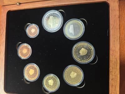 长老汇蛇年精选第八十四场拍卖 - 2008荷兰欧元精制币套币8枚，盒证全，橡木盒烫刻国徽金属标牌