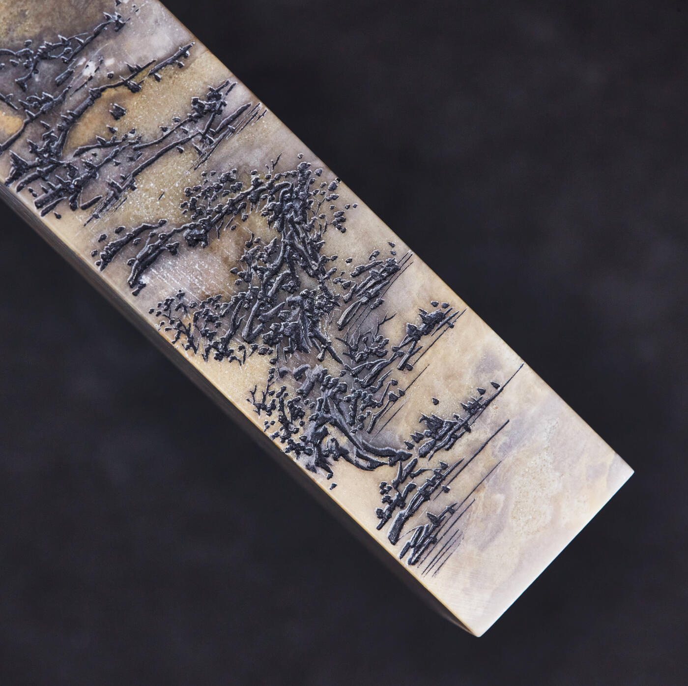 【俄甄集藏】2026年(046)01-07 星期三 晚 19:30 全场包邮 精美昌化石微雕山水印章（产地中国浙江），高：110mm，底座：25mm×25mm，重量：170.45克，质地温润，俏色巧雕，难得