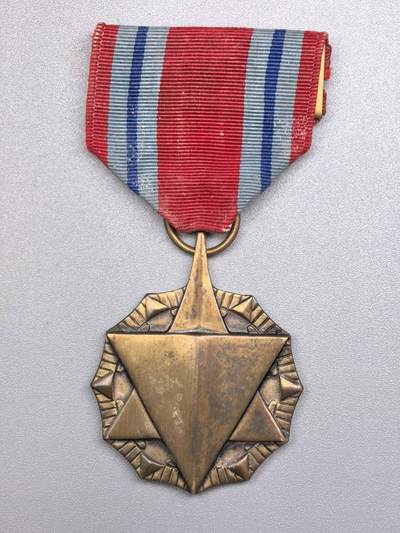 小驴勋章奖章收藏12月20日周六晚六点拍卖（珍爱和平，收藏战争，铭记历史，勿忘国耻，忠党爱国。有偿代拍，送拍规则在简介最后，参拍须阅读规则后再参拍，关系到运费包装发货时效真假辨别等关键信息，拍卖时不再发原图，看大图店主微信码在拍卖店铺介绍里） - 美国空军战备奖章