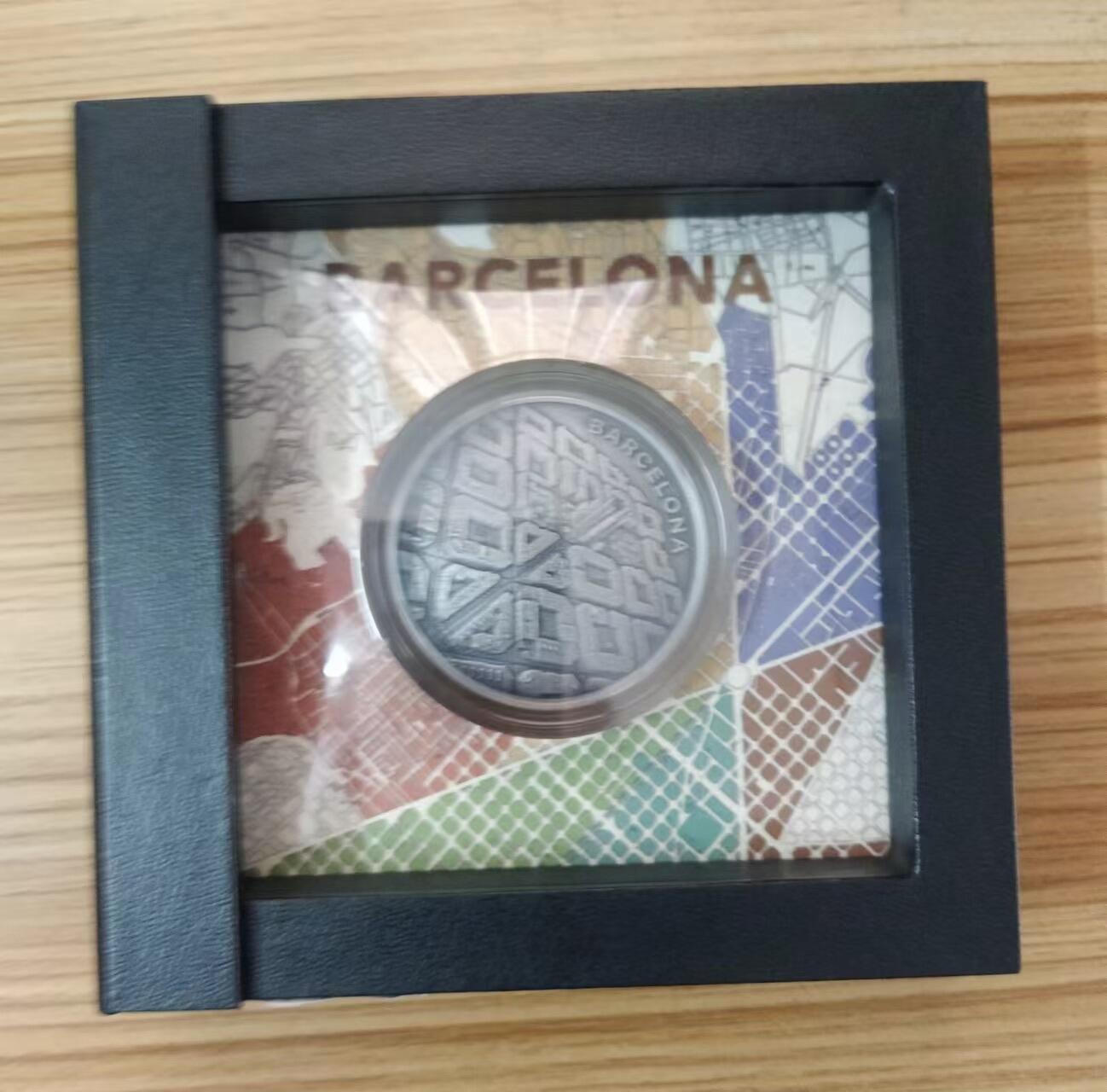 第185期拍卖 【龙头币,2盎司新无人机迷宫系列】喀麦隆2021年，无人机之下-巴萨罗那迷宫，2盎司加大(直径达50mm)、正反高深凹凸曲弧面穹顶形(半球面形),高浮雕仿古银币. 盒证全. 迷宫热门银币. 国外原售价316美元