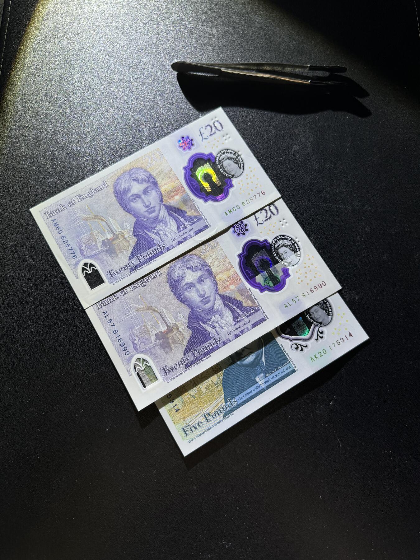 【外币出坑】0元0佣金起拍 无保留价 英国G序列 5磅 20磅 全新UNC 尾号776有指甲印 含1枚倒置号 共3枚