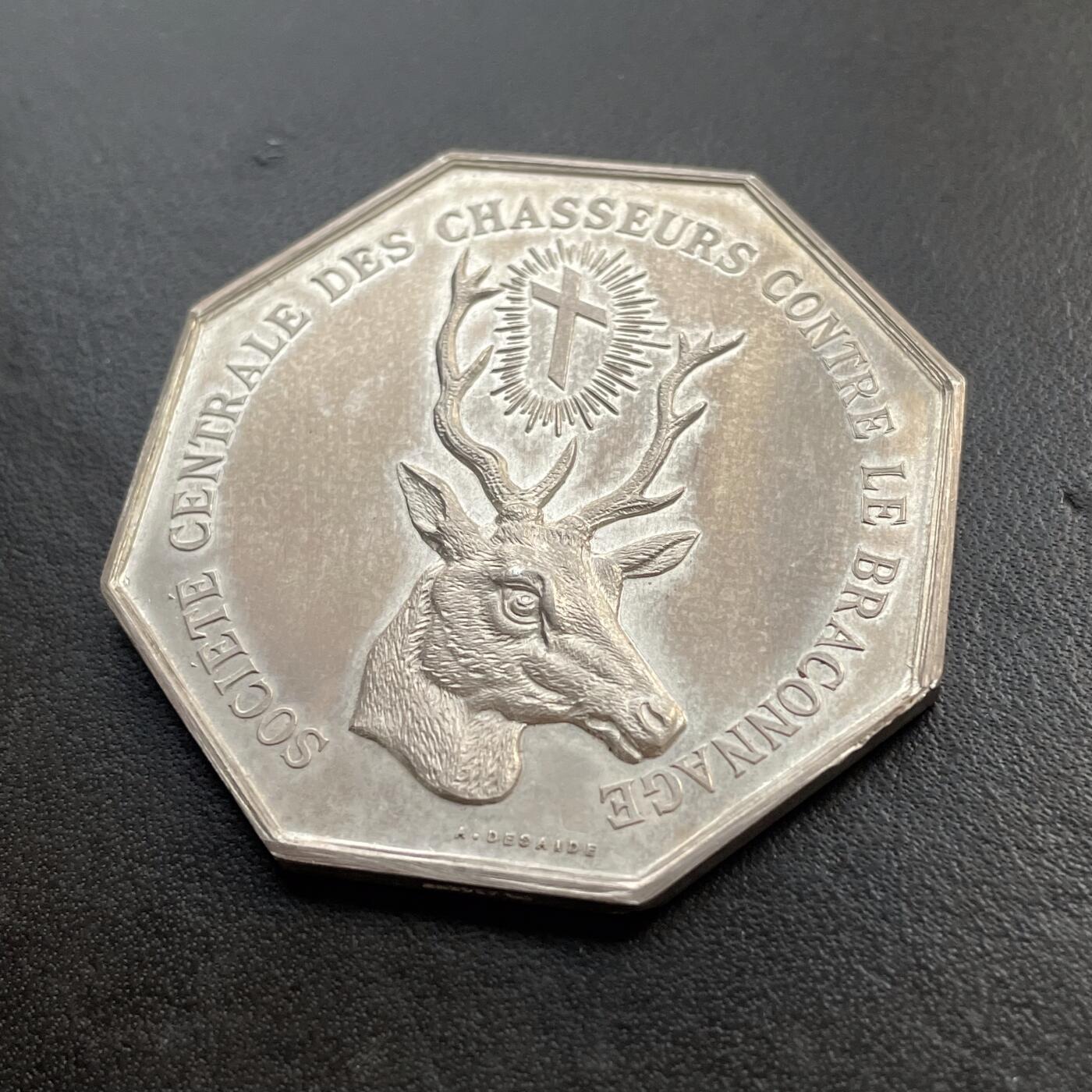 「木头集藏」“冬至雅藏”——章牌精品专场！ A.Desaide～1896年法国反偷猎中央协会大型八角银奖章，直径：46 mm，39.3 g，边铭：丰饶角 ARGENT，背面法语：“1876年4月24日被宣布为公共事业机构”，“ 1896年授予塞纳-瓦兹省乌丹市宪兵队里的：Fleury ”，早期版本，少见大版，品相不错！