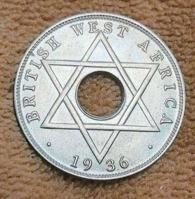 外国优质老铜币高银银币，周六九点倒数截拍，满百包邮，持续收拍 - 极美品英属西非 1936 年爱德华八世半便士H版，正面有皇冠、“ONE HALFPENNY” 及爱德华八世头衔铭文，含阿拉伯文，见证殖民与多元文化；背面是交织等边三角形（所罗门之印），环绕 “BRITISH WEST AFRICA 1936” 。圆孔设计方便当地居民串挂，且是爱德华八世短暂统治期发行的少数硬币之一，对研究英殖民史、西非货币文化意义重大，承载特殊历史记忆 。