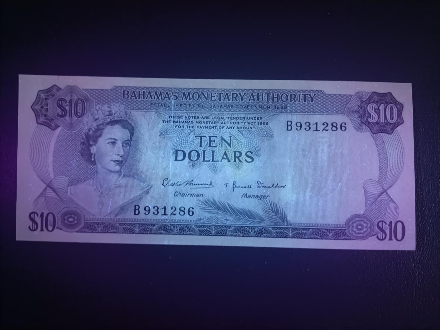 2025十二月第四期，总209期 巴哈马1968版10元AUNC，中期“巴哈马金管局”抬头，稀有的中高面值，大冠女王和火烈鸟，德纳罗公司水粉画风格的唯美彩背