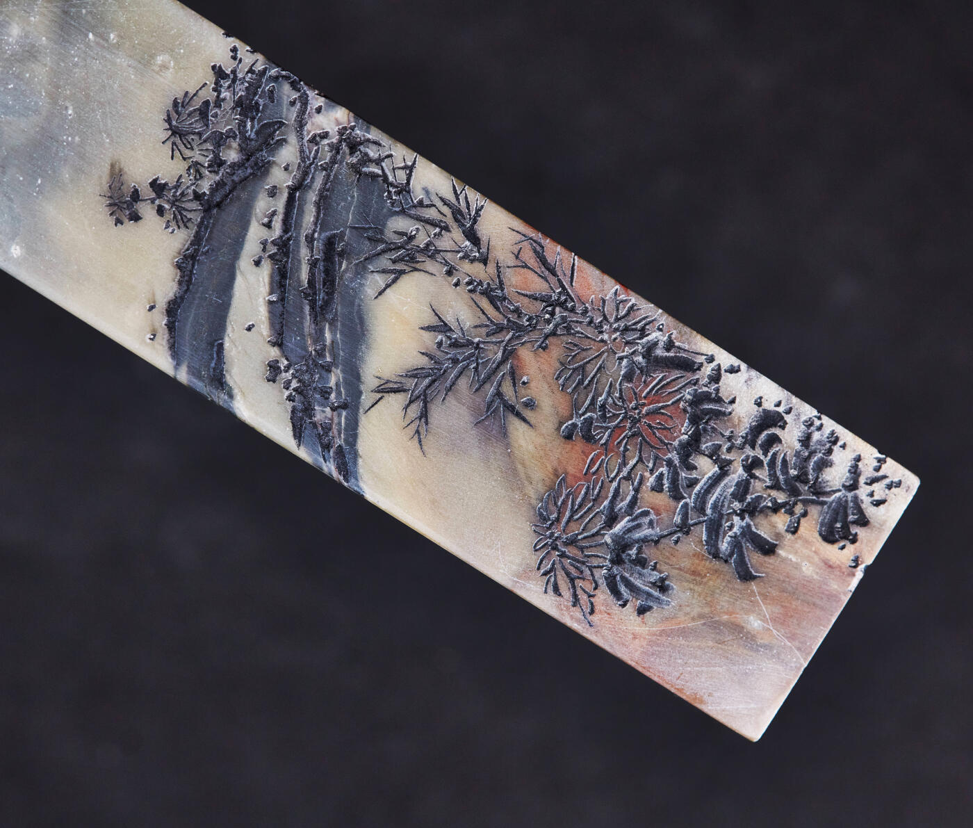 【俄甄集藏】2026年(046)01-07 星期三 晚 19:30 全场包邮 精美昌化石微雕山水印章（产地中国浙江），高：110mm，底座：27mm×27mm，重量：210.45克，色彩斑斓，俏色巧雕，难得