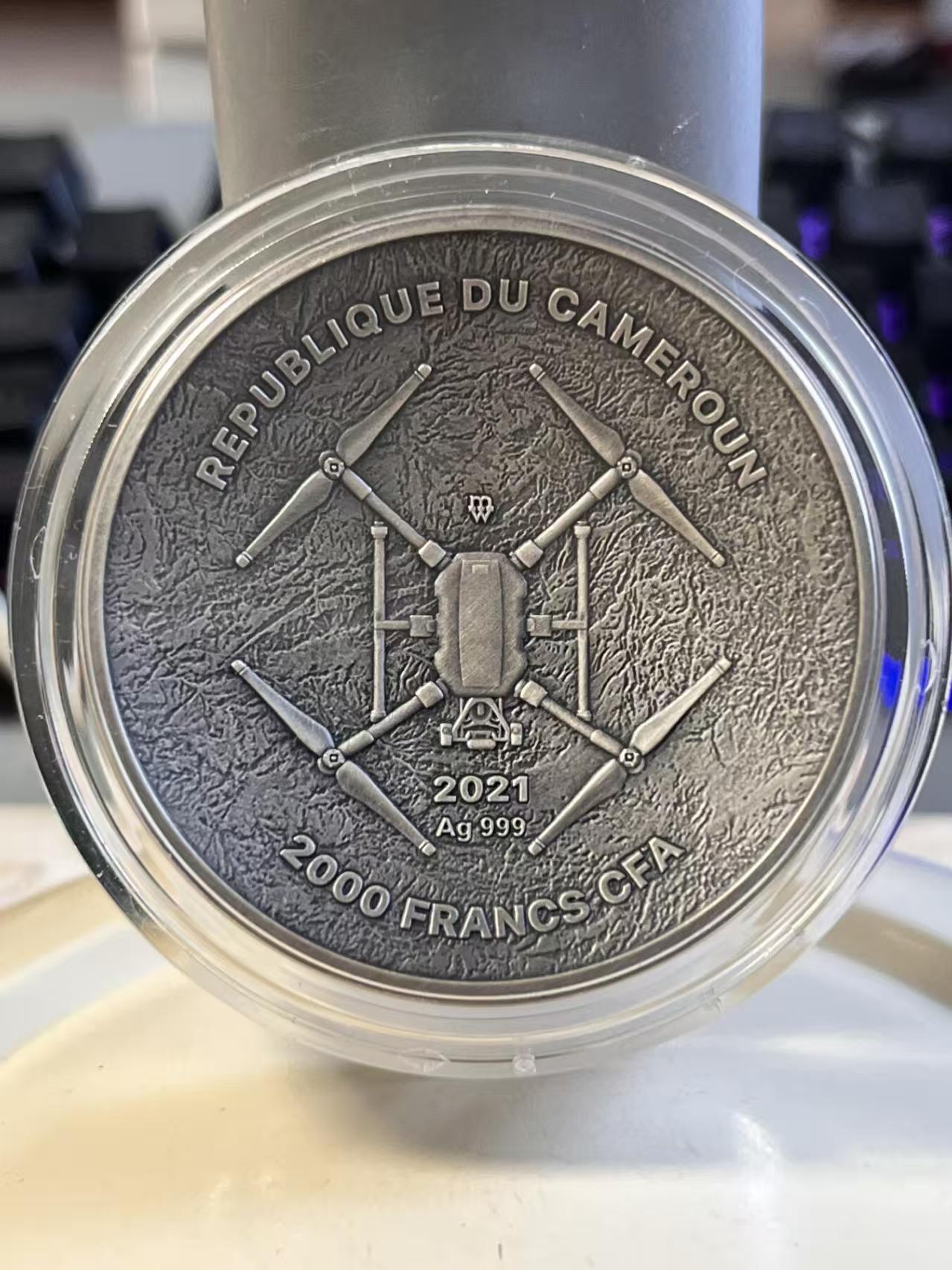 第185期拍卖 【龙头币,2盎司新无人机迷宫系列】喀麦隆2021年，无人机之下-巴萨罗那迷宫，2盎司加大(直径达50mm)、正反高深凹凸曲弧面穹顶形(半球面形),高浮雕仿古银币. 盒证全. 迷宫热门银币. 国外原售价316美元