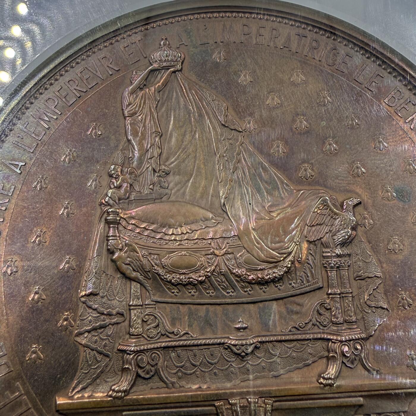 「木头集藏」“冬至雅藏”——章牌精品专场！ Galle～1856年法国皇太子诞生志喜大铜章 ，AU 58 BN，偏低评，直径：77 mm，227克，厚重精美。章上的这个摇篮是巴黎市政府为庆贺皇太子诞生而进献给拿破仑三世的贺礼，目前保存于巴黎市历史博物馆（Musée Carnavalet），我们可以在图中欣赏它的极尽奢华与精美。