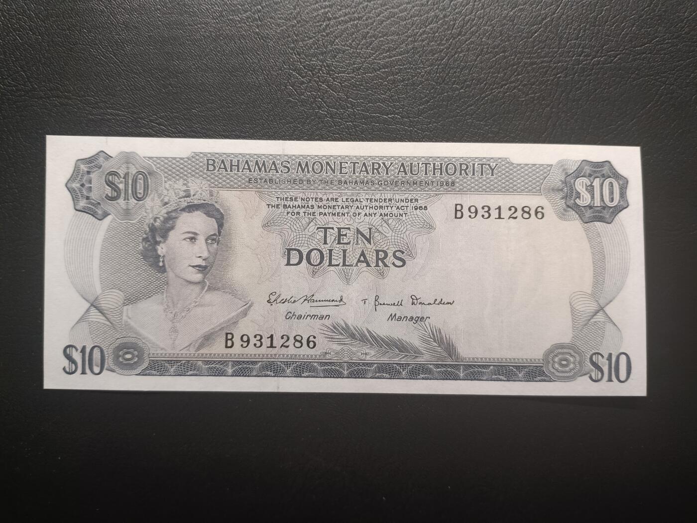 2025十二月第四期，总209期 巴哈马1968版10元AUNC，中期“巴哈马金管局”抬头，稀有的中高面值，大冠女王和火烈鸟，德纳罗公司水粉画风格的唯美彩背